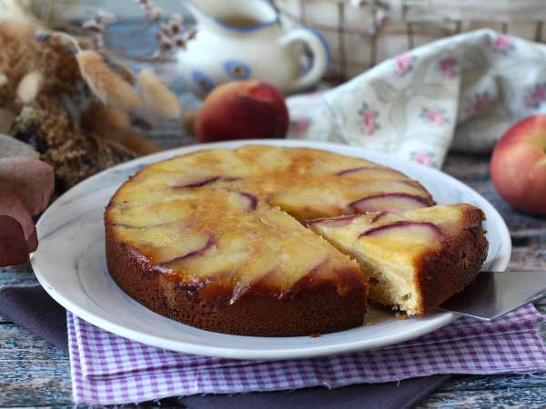 Recept Persikokaka med karamelliserad skorpa, saftig och smältande
