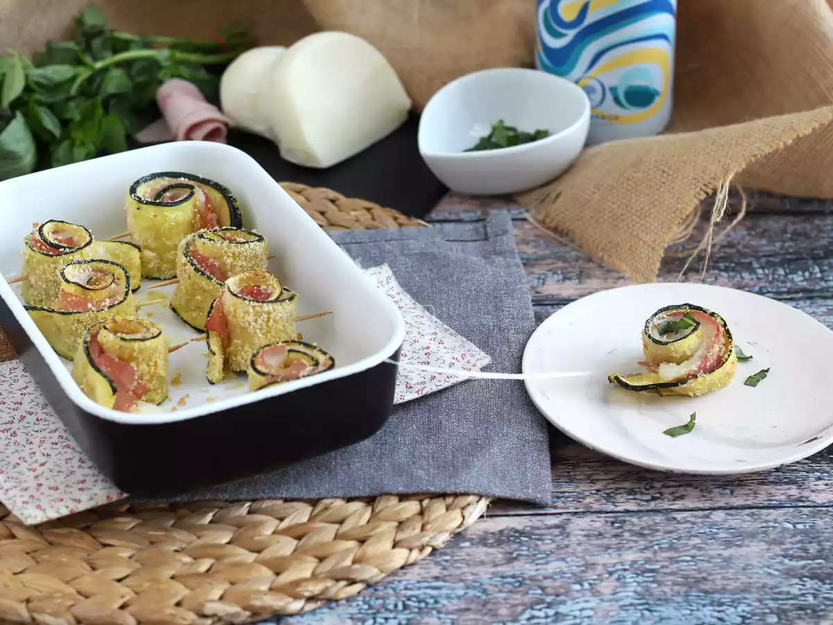 Ugnsbakade zucchinirullar med skinka och scamorzaost